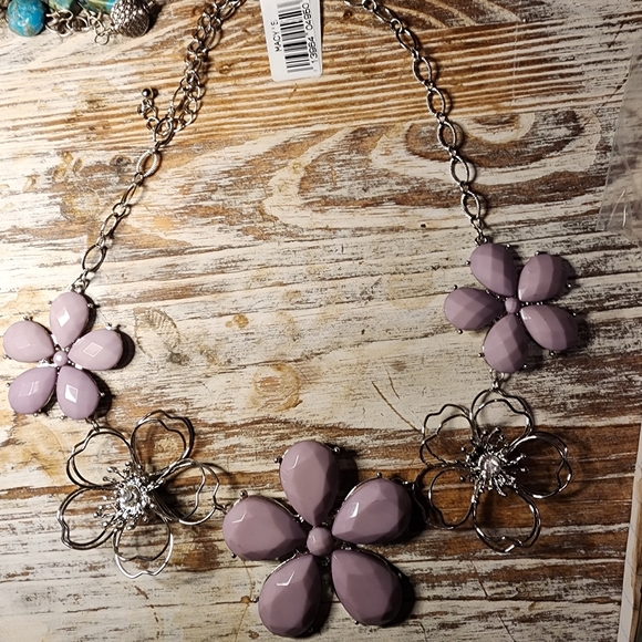 Purple / Lilac Color Flower Statment Necklace (22 inches) - Picture 4 of 10